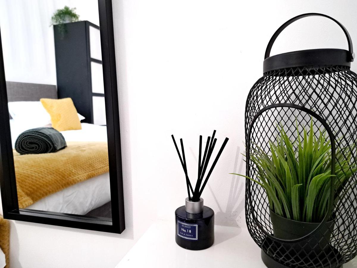 קולצ'סטר Stylish 2 Bed Apartment With Free Parking, Speed Wifi, Free Parking מראה חיצוני תמונה